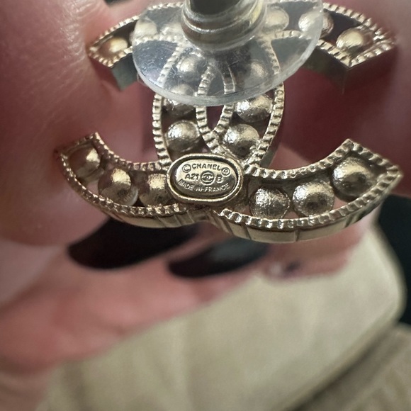 CHANEL Golden Pearly White Single Earring - Picture 2 of 6